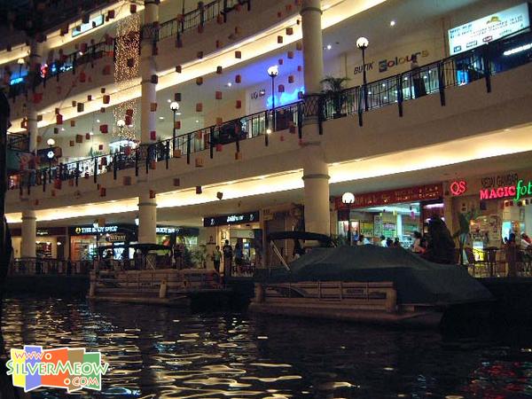 登上小型遊艇暢遊