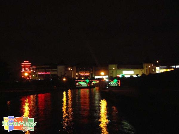 於南湖回望商場