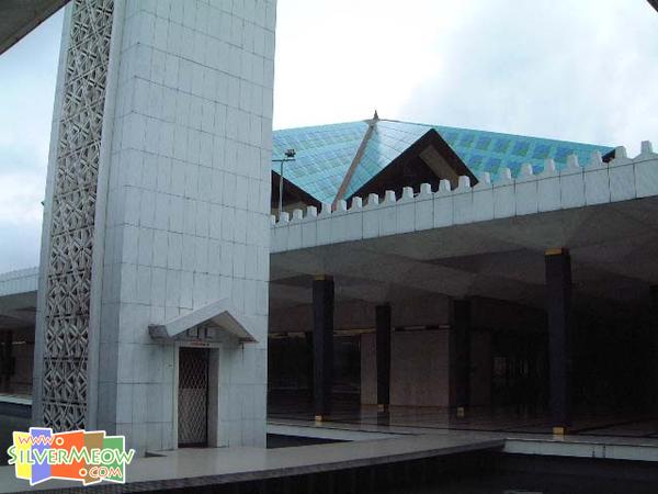 清真寺外