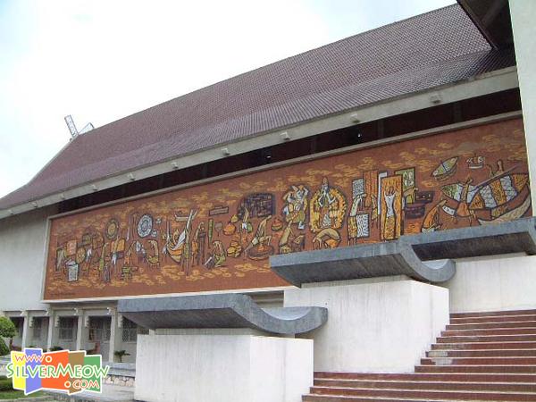正门左面壁画, 描绘各种手工艺品制造的情况
