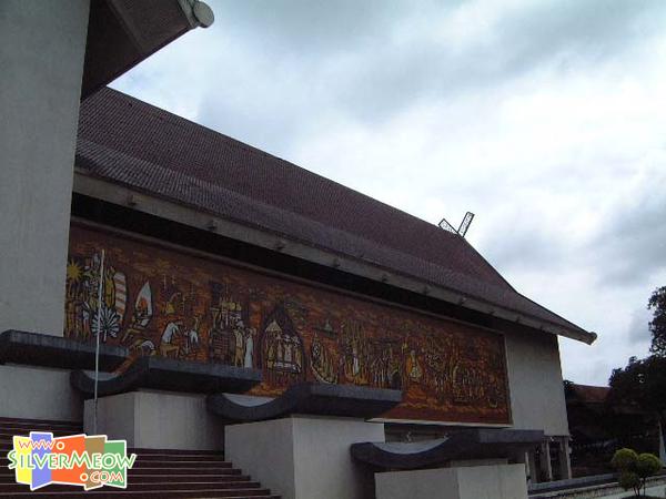 正门右面壁画, 描绘从十二世纪起至1957年马来西亚独立的各个历史场面