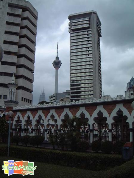清真寺外, 後为 KL Tower 吉隆坡塔