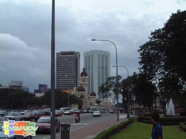 由 Jalan Tuanku Abdul Rahman 遠觀蘇丹亞都沙曼大樓