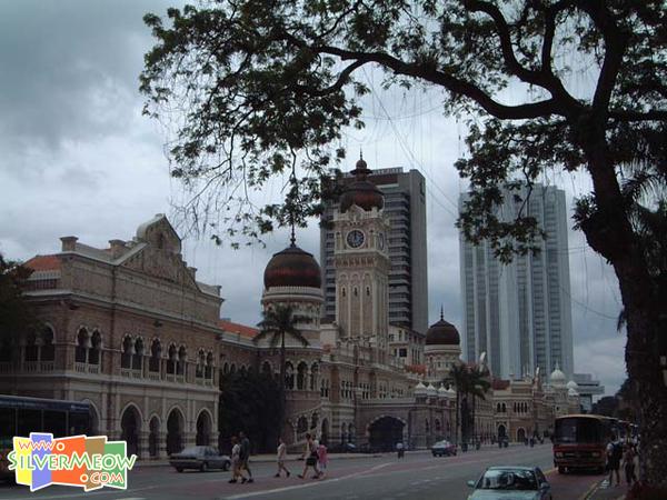 摩尔式建筑, 曾为殖民地统治者的总部, 左面为 Supreme Court 最高法院