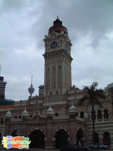 大楼中央钟楼, 後为 KL Tower 吉隆坡塔