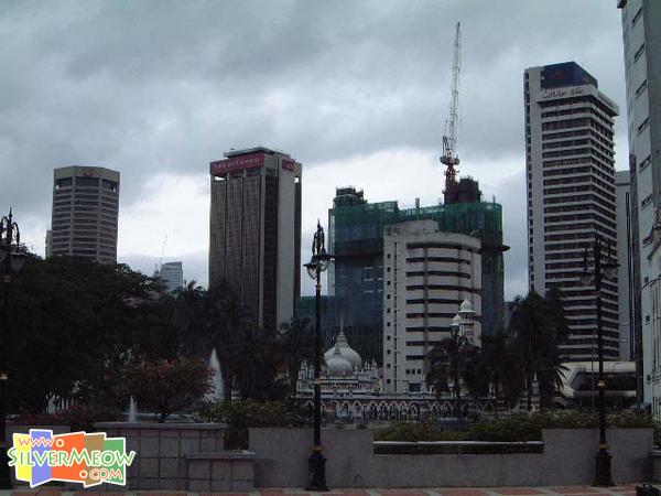 桥上可望见 Masjid Jamek 佳密清真寺