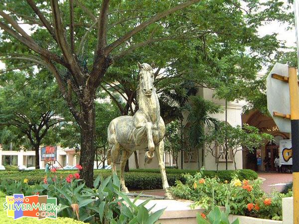 酒店正門兩旁金馬塑像