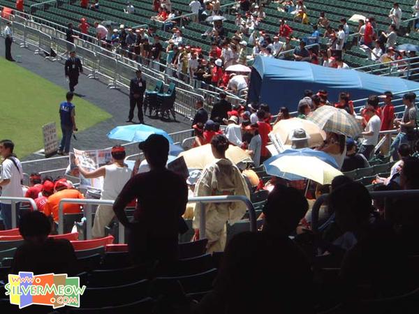 駛唔駛咁誇呀 … 著和服睇波 !?