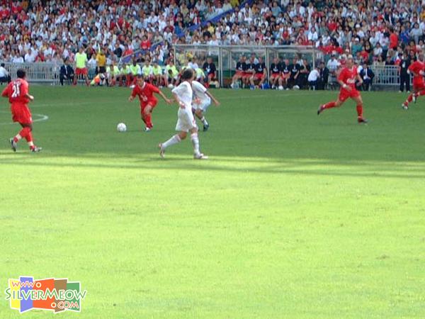 欧文盘球推进 …