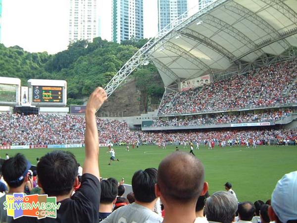 有个傻佬跑入场 …