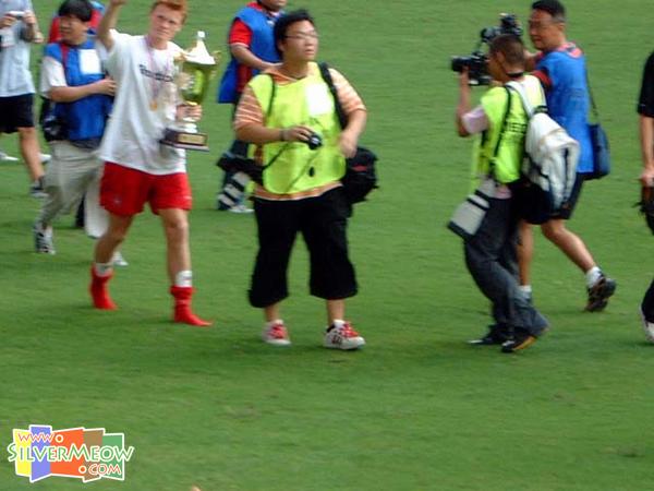 里瑟带埋只奖杯番屋企