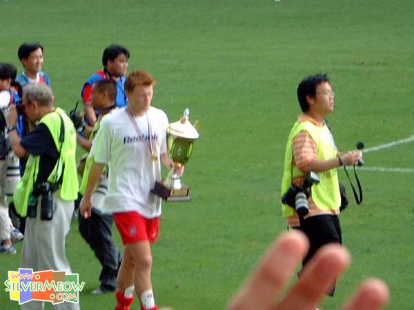 里瑟带埋只奖杯番屋企