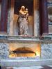 拉斐尔之墓, 上为罗伦泽多 Lorenzetto 所雕之圣母像