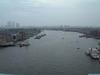 由塔桥步桥上鸟瞰泰晤士河及伦敦市东面