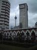 清真寺外, 後为 KL Tower 吉隆坡塔